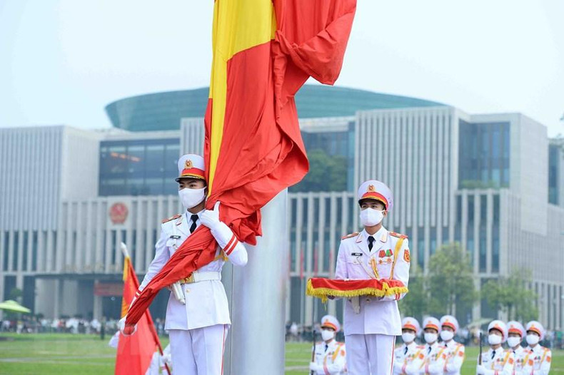 红旗队的战士们庄严地走上讲台,准备进行正式仪式。5时59分,战士举起国旗挂在旗杆上。 (图片来源:越通社) 红旗队的战士们庄严地走上讲台,准备进行正式仪式。5时59分,战士举起国旗挂在旗杆上。 (图片来源:越通社)