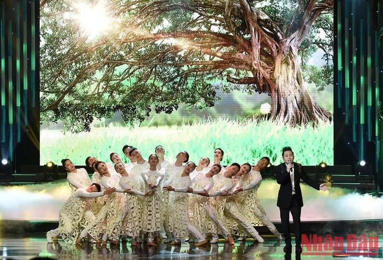 题为“渴望”的艺术节目是该活动的开头。