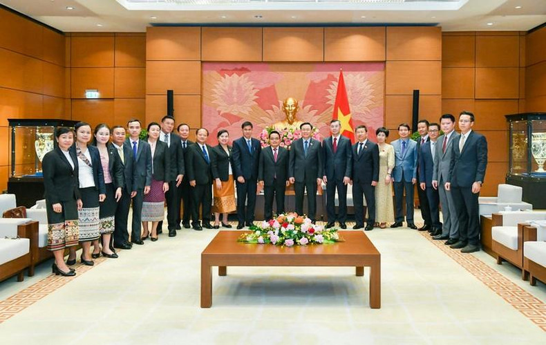 国会主席王廷惠与老挝国家审计署审计长和与会代表合影。 国会主席王廷惠与老挝国家审计署审计长和与会代表合影。