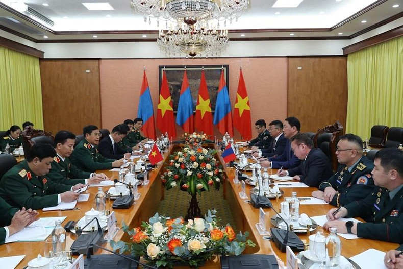 越南国防部部长潘文江与蒙古国国防部长赛汗巴亚尔在国防部总部举行了会谈。（图片来源：越通社）