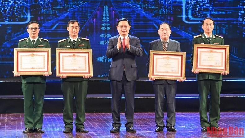 国会主席王廷惠向获得一等奖的个人颁发政府总理的奖状。 国会主席王廷惠向获得一等奖的个人颁发政府总理的奖状。