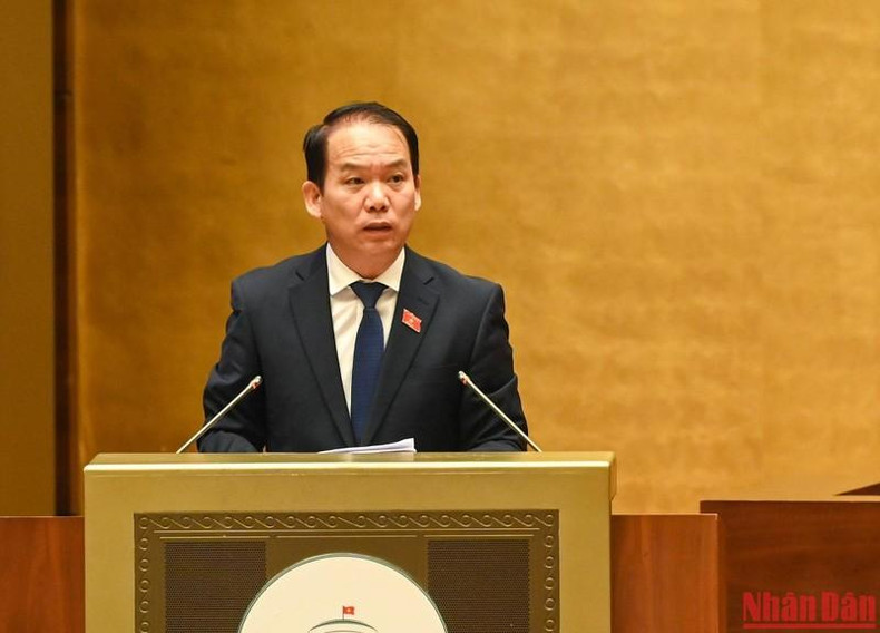 国会法律委员会主任黄青松作报告。 国会法律委员会主任黄青松作报告。