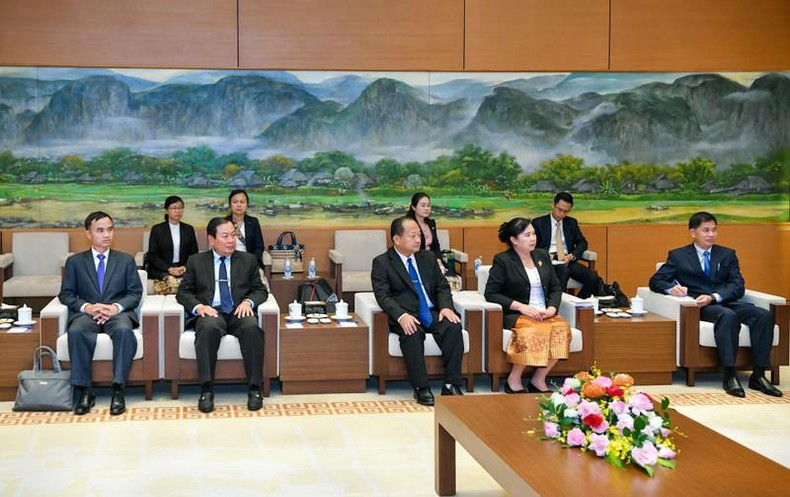 出席会见的老挝国家审计署代表团。 出席会见的老挝国家审计署代表团。