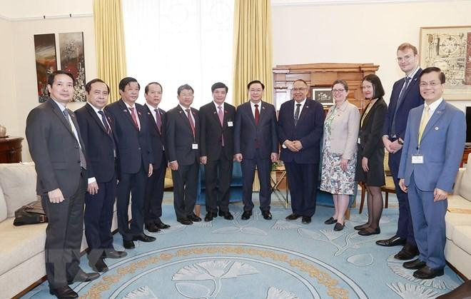 双方代表合影。(图片来源:越通社) 双方代表合影。(图片来源:越通社)