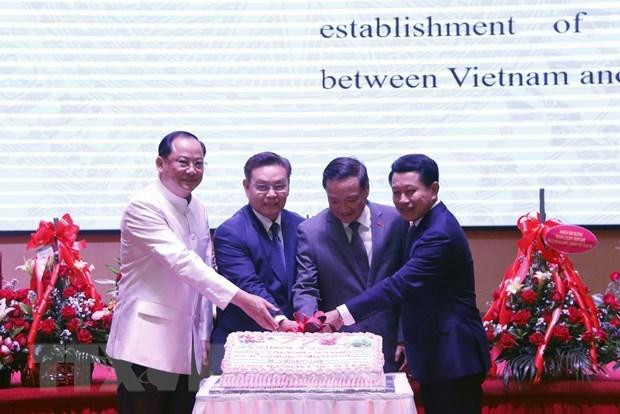 越南驻老挝大使馆隆重举行越南九•二国庆节77周年暨越老建交60周年纪念活动。(图片来源:越通社) 越南驻老挝大使馆隆重举行越南九•二国庆节77周年暨越老建交60周年纪念活动。(图片来源:越通社)