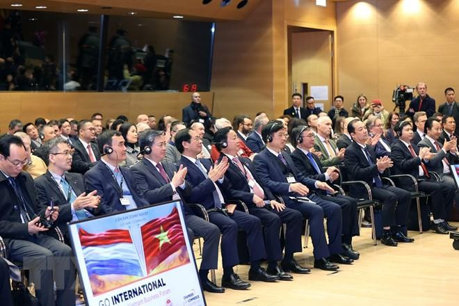 出席越南-卢森堡企业论坛的各位代表。（图片来源：越通社）