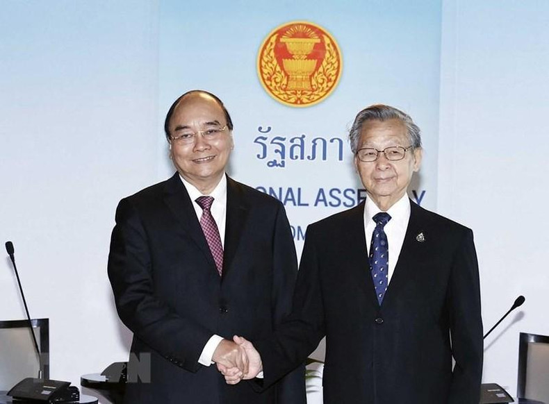 越南国家主席阮春福和泰国国会主席川·立派握手。(图片来源:越通社) 越南国家主席阮春福和泰国国会主席川·立派握手。(图片来源:越通社)