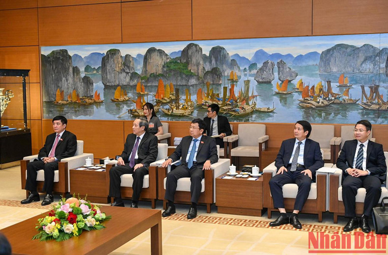 出席会见的越南国会代表团。 出席会见的越南国会代表团。