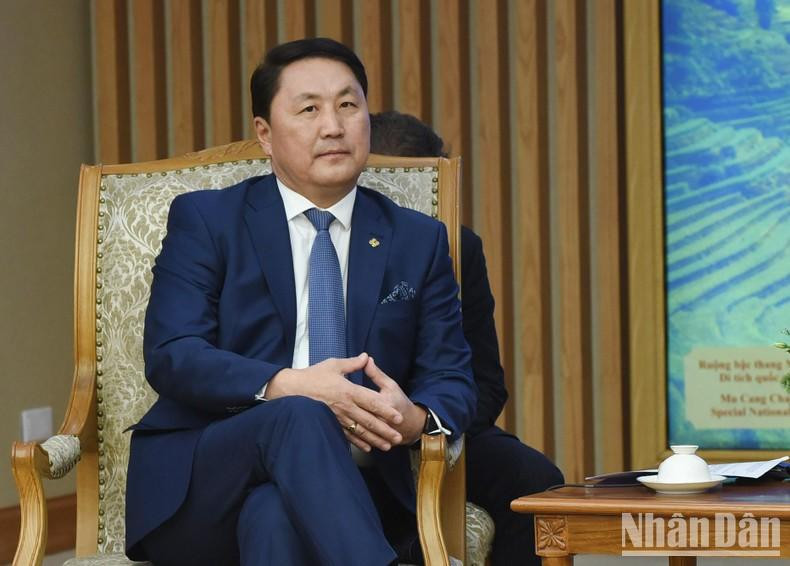 蒙古国国防部长赛汗巴亚尔发表讲话。