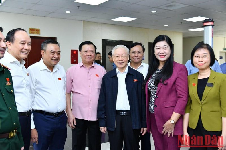 阮富仲总书记和各位代表会见河内市选民。 阮富仲总书记和各位代表会见河内市选民。