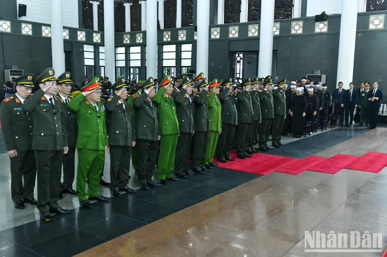 公安部、中央公安党委代表团吊唁阮富仲总书记逝世。