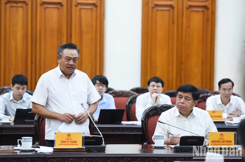 河内市人民委员会主席陈士青发表讲话。