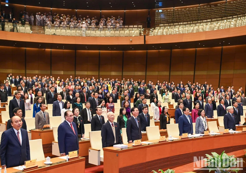 党、国家历代领导人和各位代表向国旗致敬。 党、国家历代领导人和各位代表向国旗致敬。