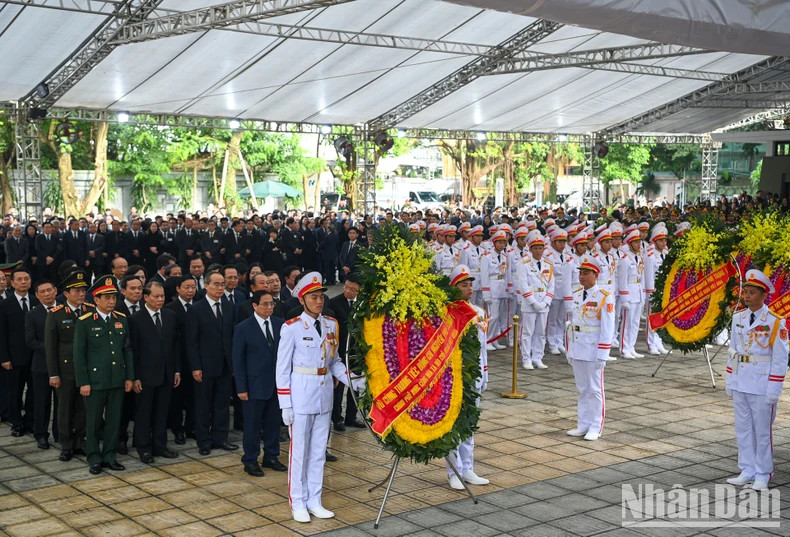 由越南政府总理范明正率领的政府代表团吊唁越共中央总书记阮富仲逝世。