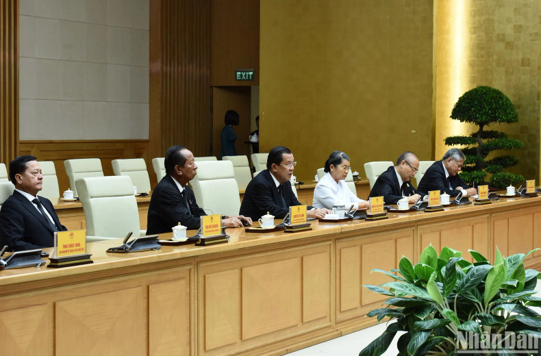 柬埔寨代表团出席会见。