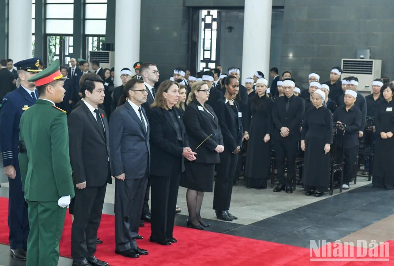 澳大利亚代表团吊唁越共中央总书记阮富仲逝世。