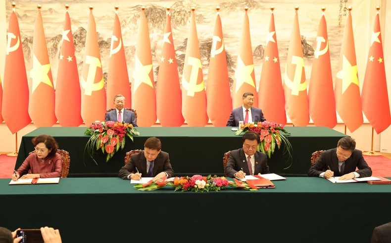 越共中央总书记、国家主席苏林和中共中央总书记、国家主席习近平出席两国合作文件签字仪式。(图片来源:越通社) 越共中央总书记、国家主席苏林和中共中央总书记、国家主席习近平出席两国合作文件签字仪式。(图片来源:越通社)