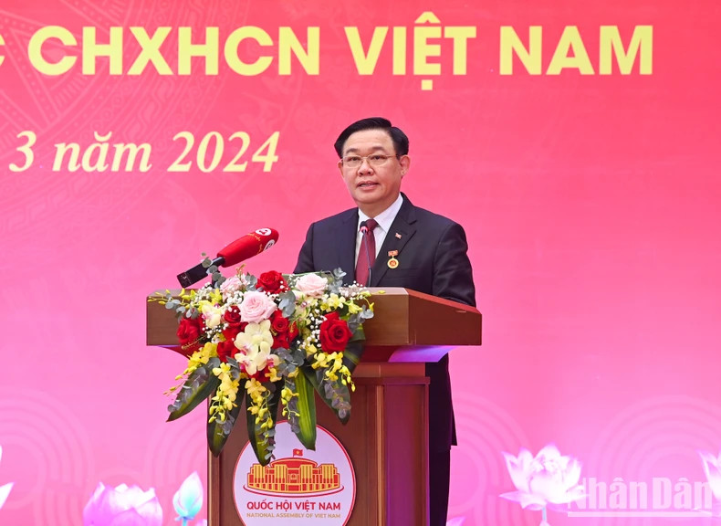 国会主席王廷惠发表讲话。