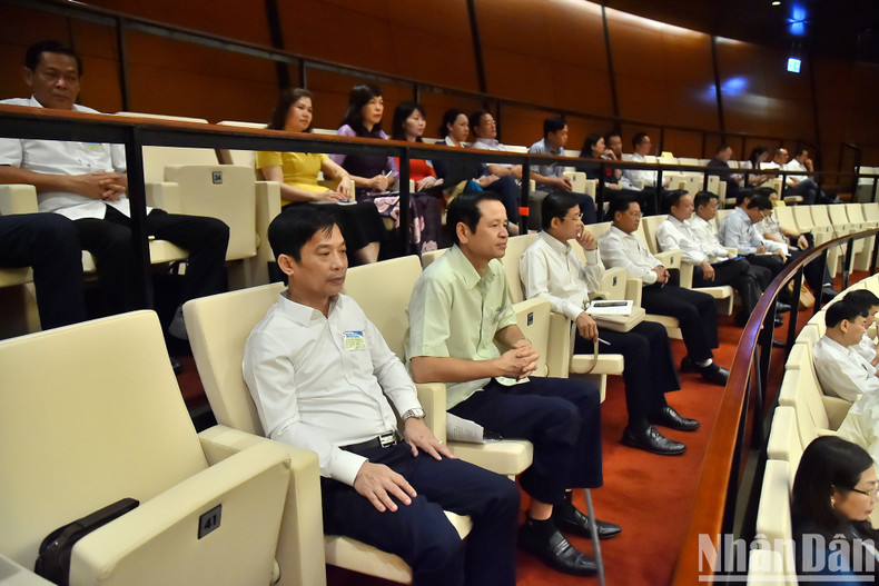 各省市人民议会代表出席国会质询和回答质询活动。 各省市人民议会代表出席国会质询和回答质询活动。
