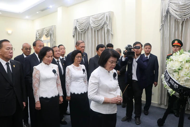 柬埔寨国会主席昆索达莉吊唁阮富仲总书记逝世。 柬埔寨国会主席昆索达莉吊唁阮富仲总书记逝世。