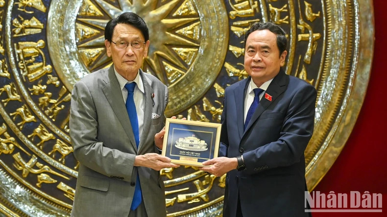 越南国会主席陈青敏向日本自民党政务调查会长渡海纪三朗赠送礼物。 越南国会主席陈青敏向日本自民党政务调查会长渡海纪三朗赠送礼物。