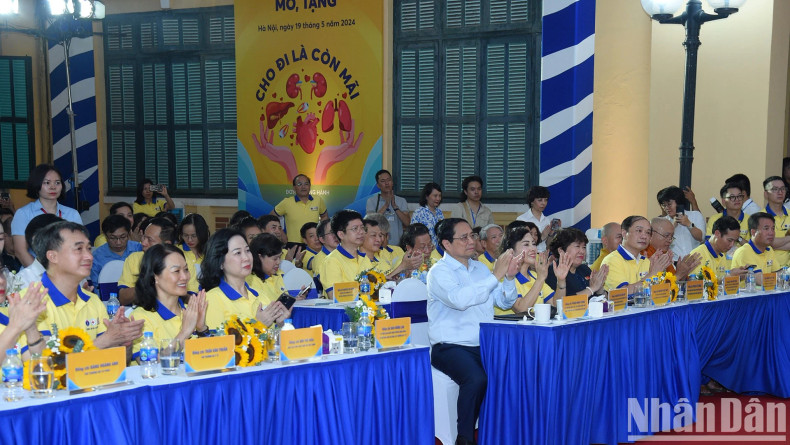 范明正总理和与会代表。