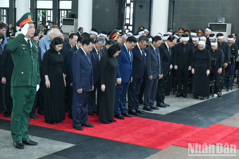 河内市委代表团吊唁阮富仲总书记逝世。