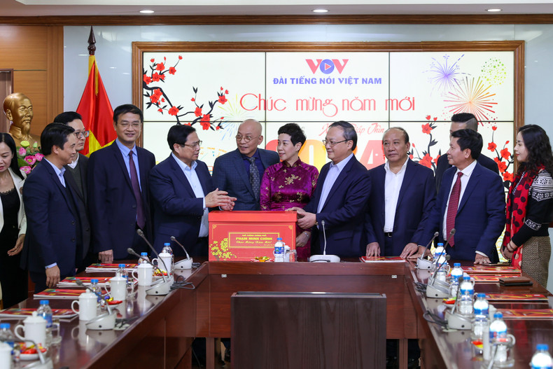 越南政府总理范明正造访了越南之声广播电台。 越南政府总理范明正造访了越南之声广播电台。