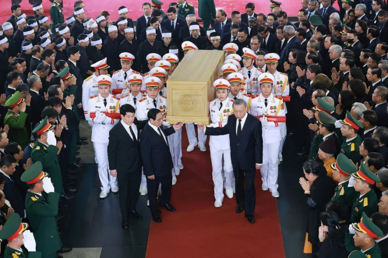 越南党、国家领导人为阮富仲总书记送行。