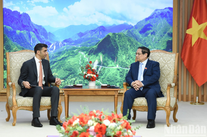 越南政府总理范明正会见阿联酋对外贸易国务部长萨尼·本·艾哈迈德·泽尤迪。
