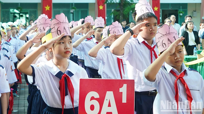 升旗仪式在庄严的气氛中拉开了黎成功初中新学年的序幕。