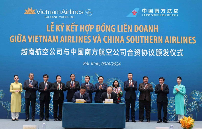 越南航空公司与中国南方航空公司合资协议颁发仪式。 越南航空公司与中国南方航空公司合资协议颁发仪式。