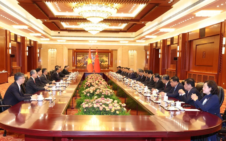 越共中央总书记、国家主席苏林会见中国全国人大常委会委员长赵乐际。（图片来源：越通社）