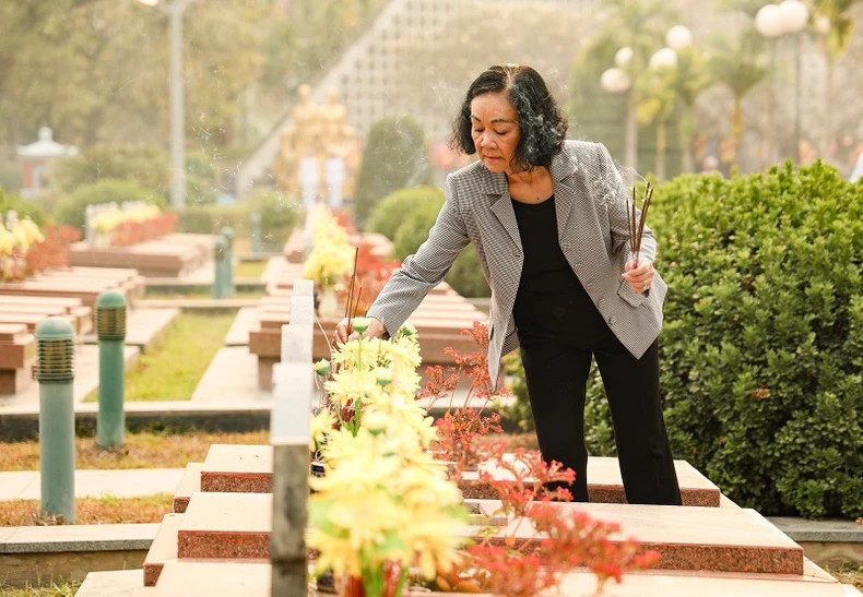 张氏梅同志在A1烈士陵园为各位英雄烈士烧香。