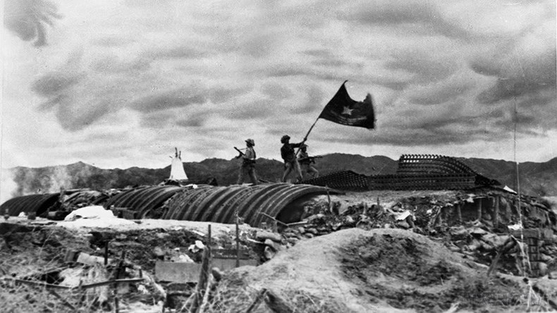 1954年5月7日,决战决胜旗帜在德·卡斯特里斯地下隧道顶上飘扬。(图片来源:越通社) 1954年5月7日,决战决胜旗帜在德·卡斯特里斯地下隧道顶上飘扬。(图片来源:越通社)