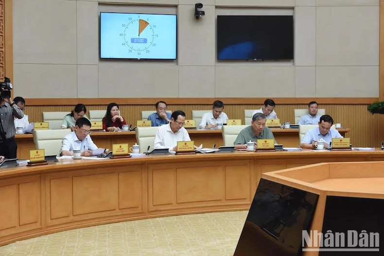 政府副总理和各位部长出席会议。 政府副总理和各位部长出席会议。