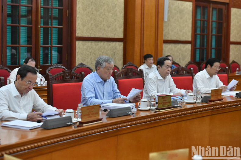 党、国家领导人出席会议。