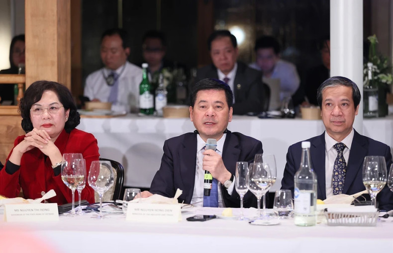 越南工贸部部长阮鸿延发表讲话。