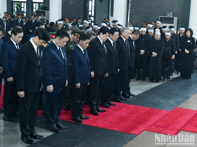 越共中央反腐败反消极指导委员会代表团吊唁阮富仲总书记逝世。