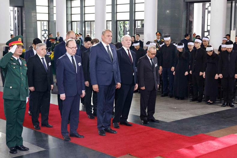 俄罗斯国家杜马(议会下院)副主席彼得·托尔斯泰率领俄罗斯代表团吊唁阮富仲总书记。 俄罗斯国家杜马(议会下院)副主席彼得·托尔斯泰率领俄罗斯代表团吊唁阮富仲总书记。