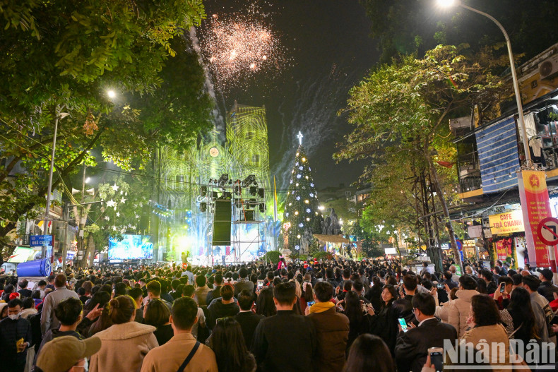圣诞节前夕，成千上万的人涌向大教堂。
