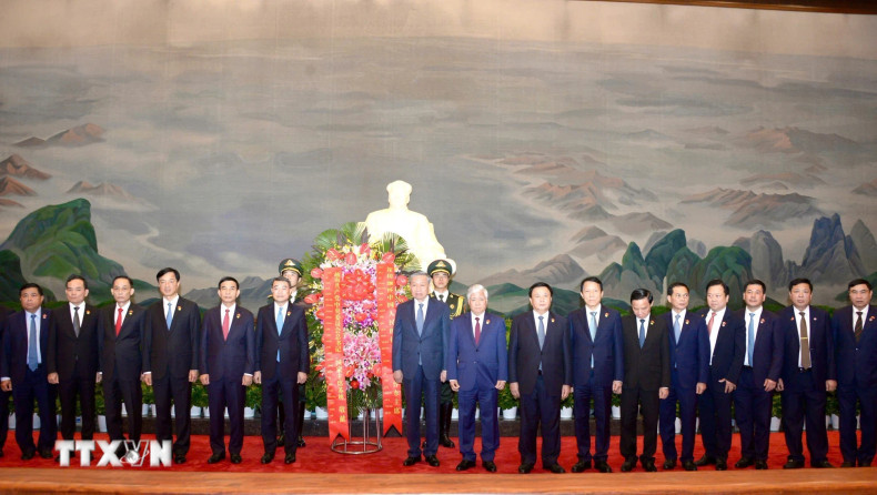 越共中央总书记、国家主席苏林与代表们在毛泽东主席纪念堂参观。（图片来源：越通社）