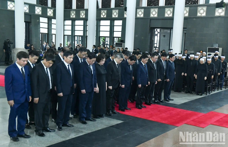 越共中央检查委员会代表团吊唁越共中央总书记阮富仲逝世。 越共中央检查委员会代表团吊唁越共中央总书记阮富仲逝世。