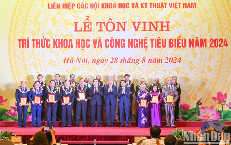 国会主席陈青敏和国会秘书长、国会办公厅主任裴文强和模范科技知识分子。