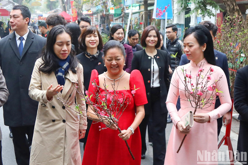 菲律宾总统夫人路易丝·阿拉内塔·马科斯高兴的参观梳街传统花市。 菲律宾总统夫人路易丝·阿拉内塔·马科斯高兴的参观梳街传统花市。