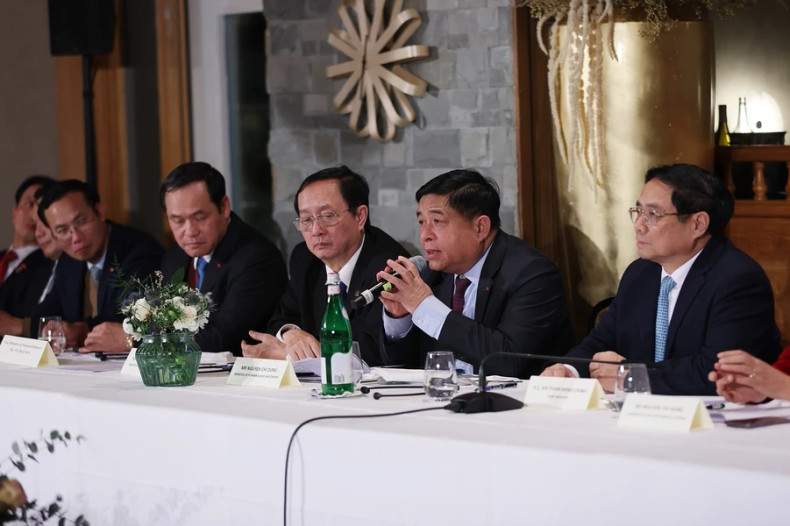 越南计划投资部部长阮志勇发表讲话。