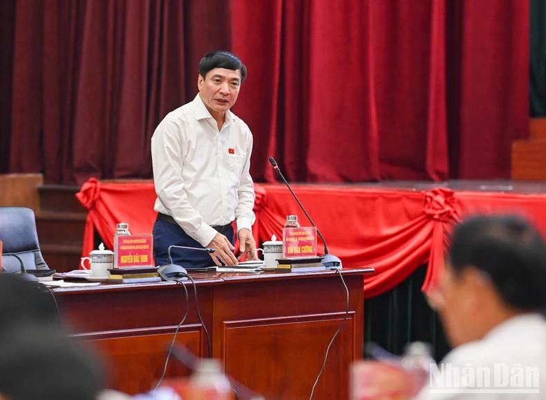 国会秘书长、国会办公厅主任裴文强发表讲话。