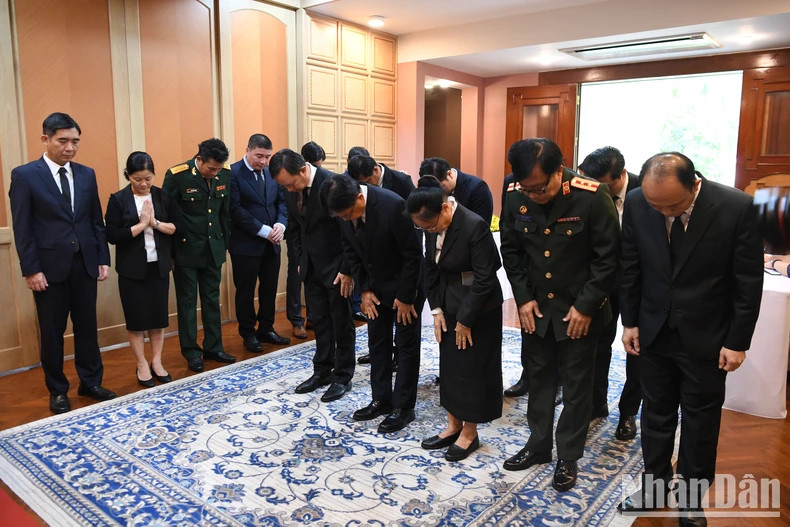 老挝驻泰国大使代表团吊唁阮富仲总书记逝世。