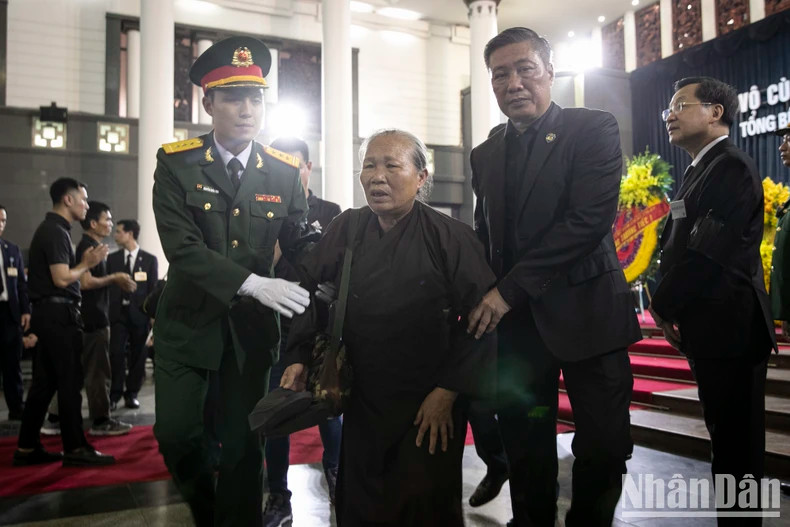 许多老人必须有人帮助他们才能参加吊唁仪式。