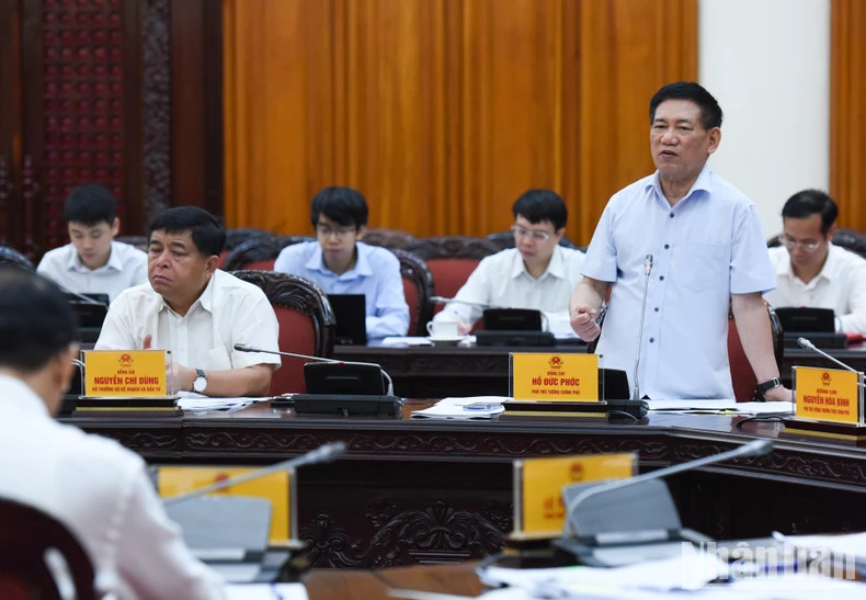 越南政府副总理胡德福发表讲话。